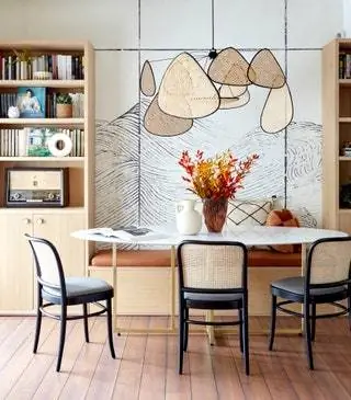 В столовой Lamp by Rue Vintage Ton, стулья, стол от Margo Studio и фреска от Coordon