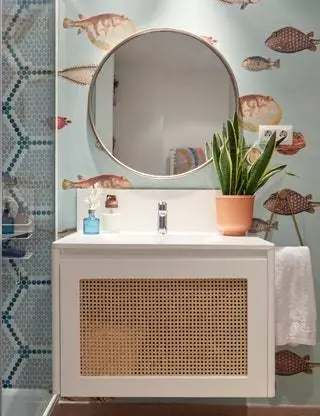 В ванной мебель от Nuovvo, зеркало от Maison du Monde и обои от Cole and Son