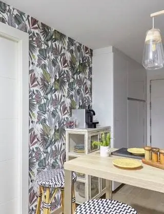 На кухне обои от Gancedo, табуретки от Mister Wills и бра от La Redoute