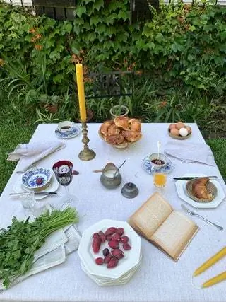 Как я это понял? Сочетание элементов, которые обычно присутствуют в завтраке, с элементами возможного обеда в будущем…
