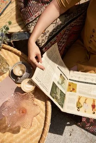 Растения украшают полки деревянных экранов Людвика Волака 60-х годов, и вы можете позавтракать, сидя в… Растения украшают полки деревянных экранов Людвика Волака 60-х годов, и вы можете позавтракать, сидя в…