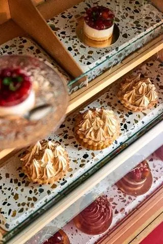 Кофе от местного бренда Cophi для гурманов, а десерты и пирожные от MUUS Warsaw Кофе от местного бренда Cophi для гурманов, а десерты и пирожные от MUUS Warsaw