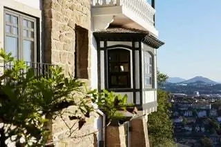 Вилла была наполовину в руинах, но ей удалось восстановить ауру особняка столетней давности, какой она была раньше
