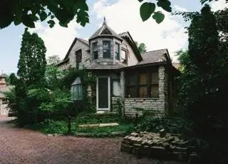 Он называется The Manor и, несомненно, является одним из самых страшных домов в каталоге Airbnb. Расположен на севере США… Он называется The Manor и, несомненно, является одним из самых страшных домов в каталоге Airbnb. Расположен на севере США…