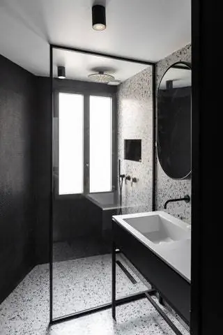 душ и темные стены