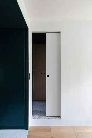 полуоткрытая белая дверь