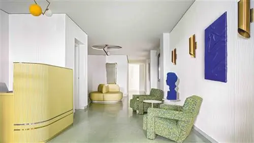 На стойке регистрации стойка, спроектированная Евой Маравер, кресла Utrecht от Cassina, столы Tradition в Naharro и бюст… На стойке регистрации стойка, спроектированная Евой Маравер, кресла Utrecht от Cassina, столы Tradition в Naharro и бюст…