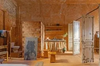С выбором старинных предметов дизайна и искусства, он хранит очарование между поэтическим и строгим, чтобы стать… С выбором старинных предметов дизайна и искусства, он хранит очарование между поэтическим и строгим, чтобы стать…