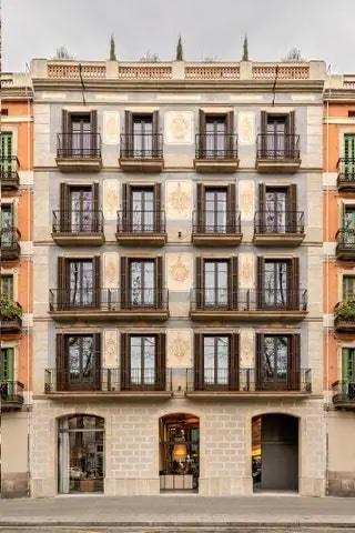 История недавно открытого отеля Antiga Casa Buenavista, расположенного по адресу Ronda de Sant Antoni 84, восходит к 1918 году…