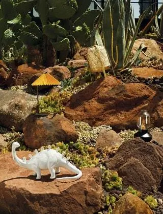 От фронтального динозавра Jurassic Bronto от Marcantonio для Seletti в Años Luz Proyectos Matin с плиссированным экраном…