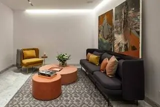 Столы-бюро Saarinen с настольными лампами Bola от Pablo