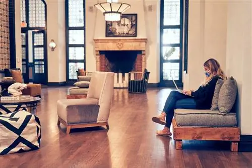 Местный рабочий пользуется программой Work Perks в отеле Figueroa в Лос-Анджелесе