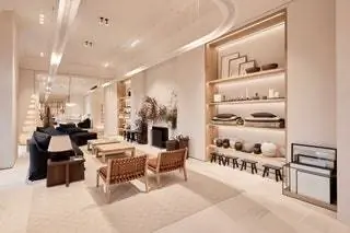 Столовая ведет в просторную гостиную с мебелью из коллекции Zara Home by Vincent Van Duysennbsp и в…