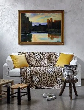 Диван Färlöv от Ikea, пододеяльник от Zara Home и бархатные подушки Fenice от CC Milano в Macarena Saiz. От…