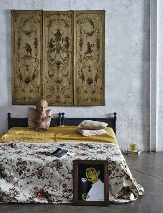 Железные изголовья от Anmoder Mauranger, матрасы от Ikea, подушки из желтой скатерти и стекло от Zara Home…