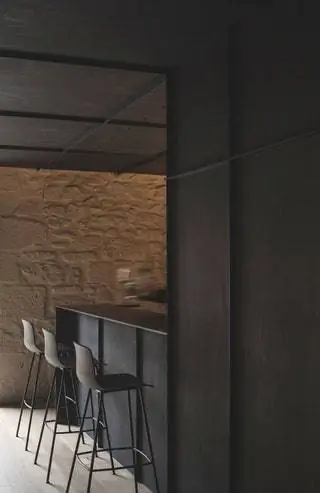 Табуретки Varya от Inclass и встраиваемый прожектор Shot Light от Arkoslight