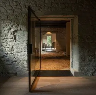Лампа Akari 1A от Vitra Кресло Hyg от Normann Copenhagen Кресло Bud от Carmenes и ковер от Veo Veo