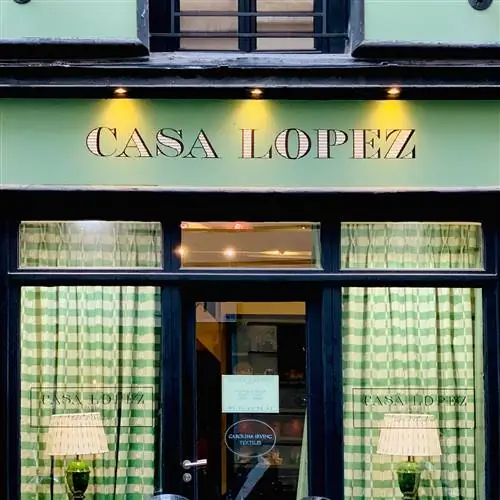Пространство Casa Lopez распространяет эксклюзивные ткани Carolina Irving