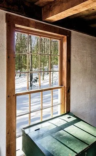 Вид через юго-западное окно. В то время, когда он был здесь, Торо написал «Основы Уолдена, или Жизнь в…