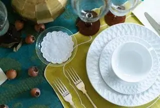Стеклянные хлебные тарелки Zara Home органично сочетаются с посудой Limoges и серебряными столовыми приборами