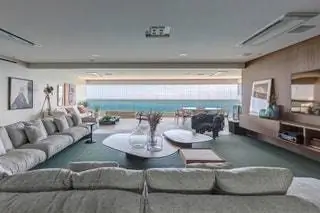 Для огромной гостиной дома была подобрана мебель Home Design и изготовленные на заказ столярные изделия от фирмы…