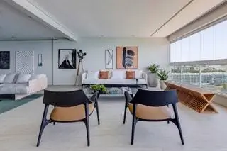 В гостиной были выбраны бразильские дизайнерские решения, такие как кресло Celine от Jader Almeida