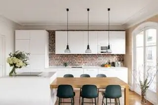 Мебель от IKEA с рабочей поверхностью Calacatta Gold. Стулья, окружающие дубовый стол, сделаны из…