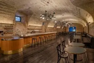 Альтернативой ресторану является French Café, вдохновленное парижской атмосферой, с небольшими столиками и баром для…