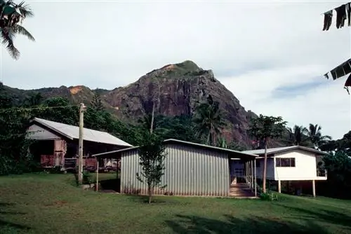 PITCAIRN 19870101 Деревня острова Питкэрн Старейший оставшийся дом и новые дома Пещера WChristian's в фоновом режиме