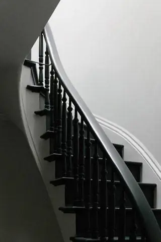 Полностью переработанная лестница - один из самых скульптурных элементов в этом доме