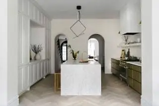 Лампа от Flos, табуретки от BDDW