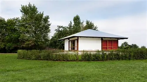 Дом площадью 55 м2 приземляется в кампусе Vitra, полный татами, раздвижных дверей и крыши в форме зонтика