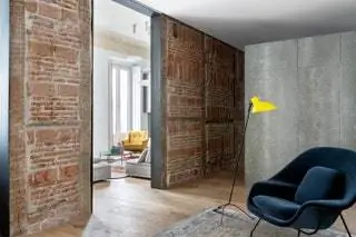 Это кресло из синего бархата, разработанное Ээро Саариненом для Knoll, стоит рядом с торшером VV Cinquanta Floor от…