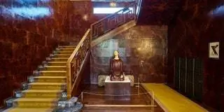 Лестница из красного дерева в стиле ар-деко - один из элементов, которые больше всего привлекают внимание дома, как только вы входите в его…