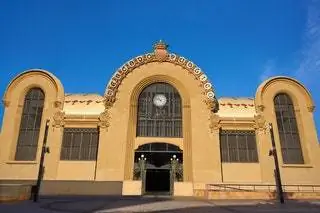 Туристический офис сообщает нам, что он был построен в 1915 году для централизации различных торговых точек…