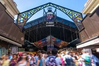 Еще один из тех очаровательных уголков, которые усеивают восхитительные улицы Барселоны, - это Меркадо-де-ла-Бокерия. В этом…