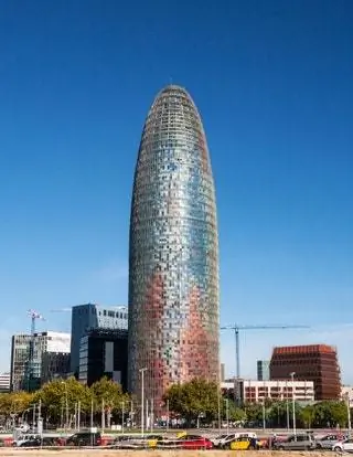 Мы совершаем прыжок во времени и оставляем здания с историческим и культурным значением, чтобы сосредоточиться на другом…