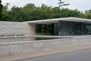 Немецкий павильон в Барселоне был спроектирован Людвигом Мис ван дер Роэ и Лилли Райх как немецкий павильон для…