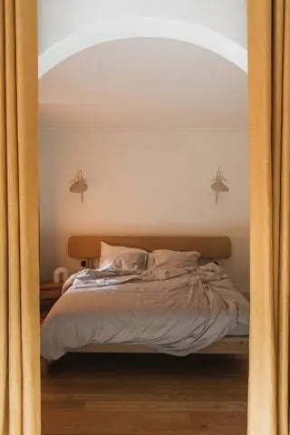Одна из спален с дубовой кроватью от Re Beds, светильниками от Ferm Living и тумбочкой от Ethnicrafts Одна из спален с дубовой кроватью от Re Beds, светильниками от Ferm Living и тумбочкой от Ethnicrafts