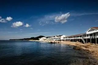 Фильм Морской флирт. Это Sound View Inn, отель на 65 номеров рядом с частным пляжем в Гринпорте,…