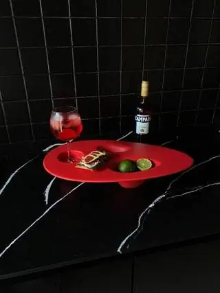Чистый дизайн и вкус на подносе, разработанном Мэйс, в сопровождении CampariTonic