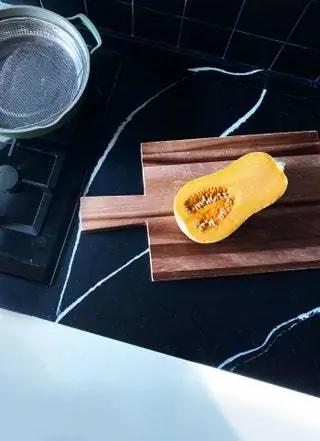 Разрежьте тыкву пополам и, конечно же, очистите ее перед приготовлением на пару