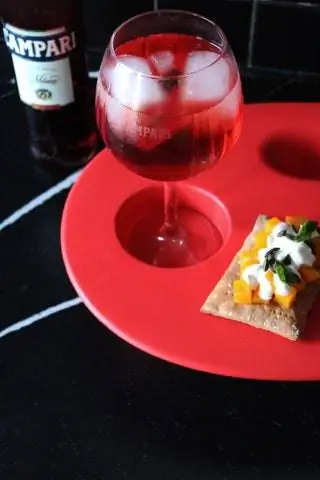 Взрыв вкуса, в котором красный цвет подноса Mayice выделяется еще больше. А рецепт CampariTonic такой…