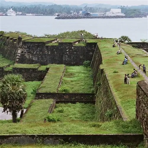 СТАРЫЕ И ПРОЧНЫЕ СТЕНЫ СЕГОДНЯ ЯВЛЯЮТСЯ САДОМ, ПО КОТОРОМУ МОЖНО СПОКОЙНО ПРОГУЛИТЬ