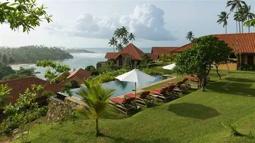 Пять гектаров территории отеля покрыты густыми зелеными лугами