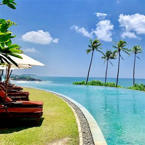 Этот оригинальный бассейн в форме полумесяца задумывался как улыбка бесконечности