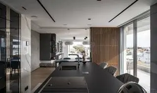 Кухня от SieMatic. Раздвижные панели в модели Sail от Rimadesio отделаны стеклом Canaletto Walnut…