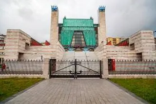 Дворец фестивалей Кантабрии является работой архитектора Франсиско Хавьера Сенса де Оиса и был завершен в 1991 году.…