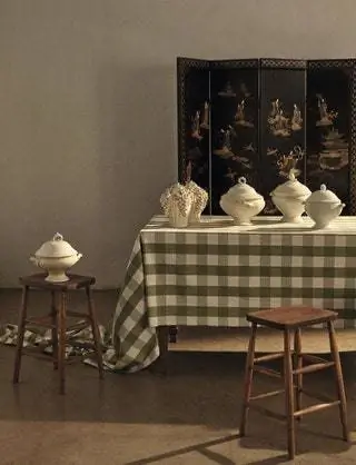 Дубовый стол 19 века в 'Indoors Madrid' с хлопком 'Eston Celadon' из коллекции 'Kemble' биомбо 'Romo'…