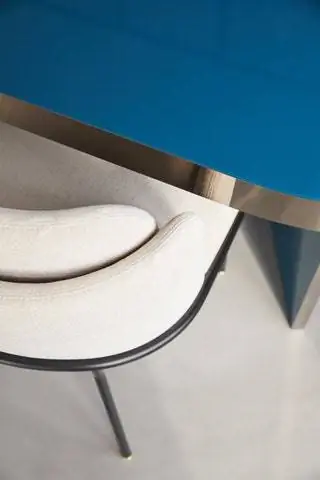 Обеденный стол окружен креслами Minotti, обитыми элегантной и нейтральной тканью, которая контрастирует с…